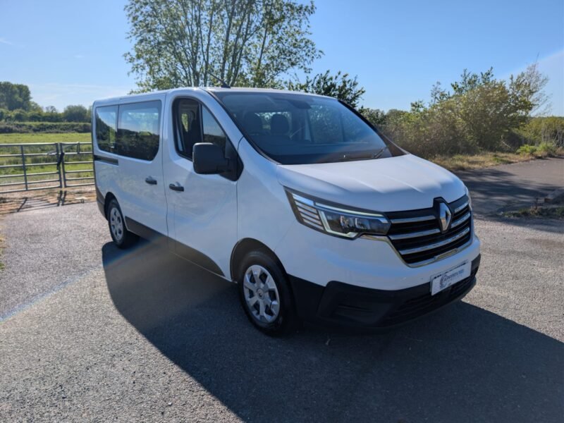 9 seater minibus hire Kent — Renault Trafic, drive on a car licence
